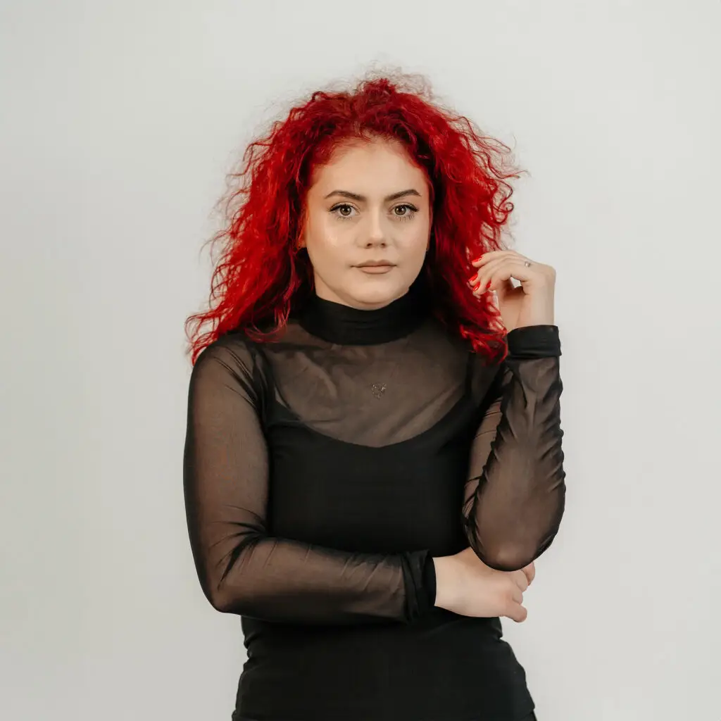 Diana Ciobica, nail trainer, fotografie portret profesionala